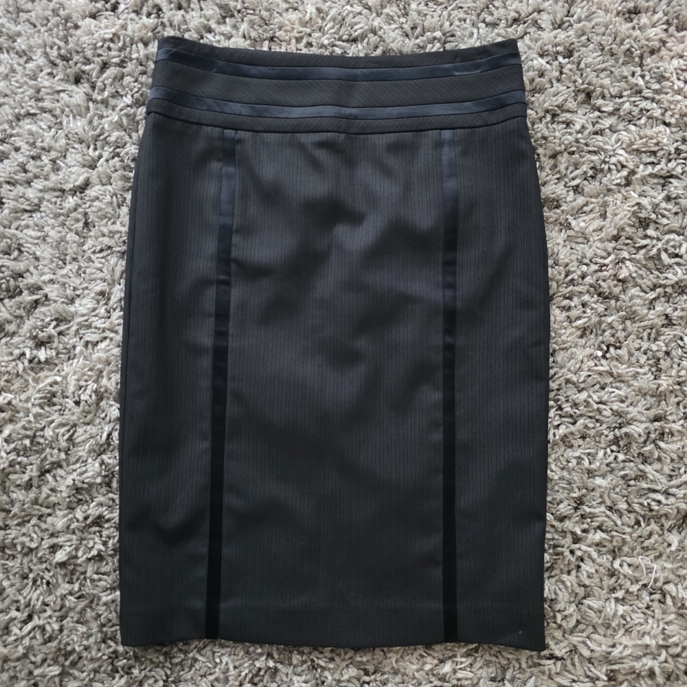 Bebe Black Pinstripe Back Zip Closure Pencil Skirt Size 6 - Picture 1 of 8